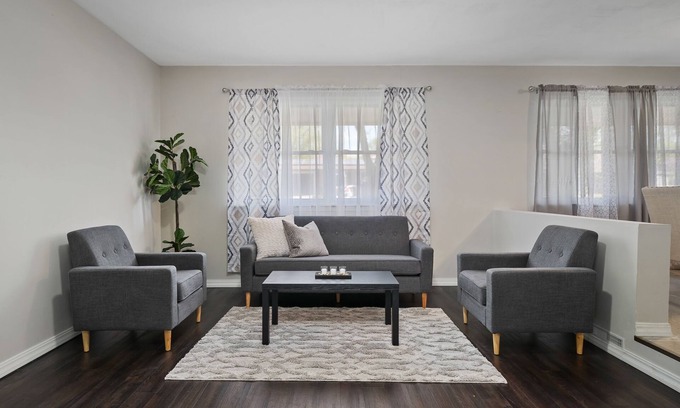 St. Charles House | Fresh&Mondern-1/2 mile from STC Convention Center