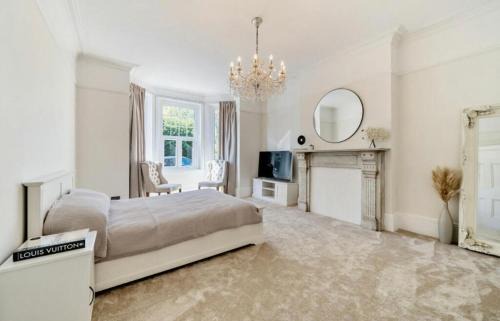 Evesham Apartment | Freshly decorated 2 bedroom apartment 10 mins from Cotswolds Child Friendly Great location with plenty of nearby free parking freestanding bath and outdoor private terrace area