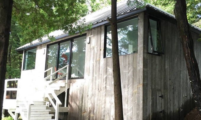 Muskoka Lakes House | Freshly Renovated, Modernized, Water's Edge Cottage.