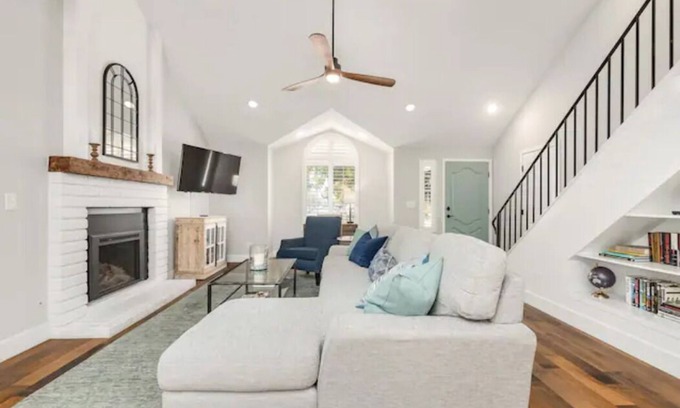 Raisin House | Fresno Home|Family Friendly Loft| 3/2.5 | Garage