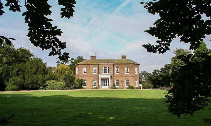 Alkborough House | Friends and family mansion with huge grounds and tennis court. Dog friendly