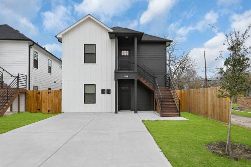 Southeast Houston House | Friends & Family 6 bedrooms 8 beds 4 bath Sleeps 12