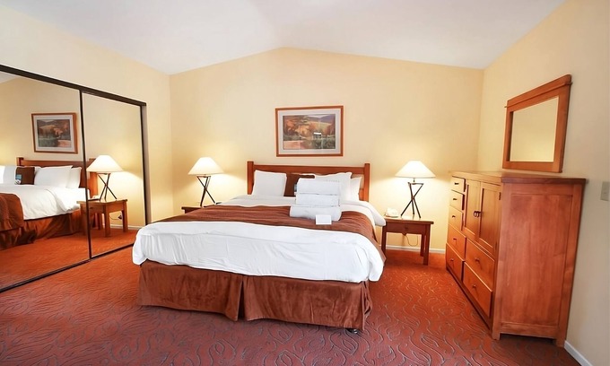 San Diego Country Estates Hotel | Friends Getaway! Kitchen, Pool, Golf, Short Drive to Lenora Winery