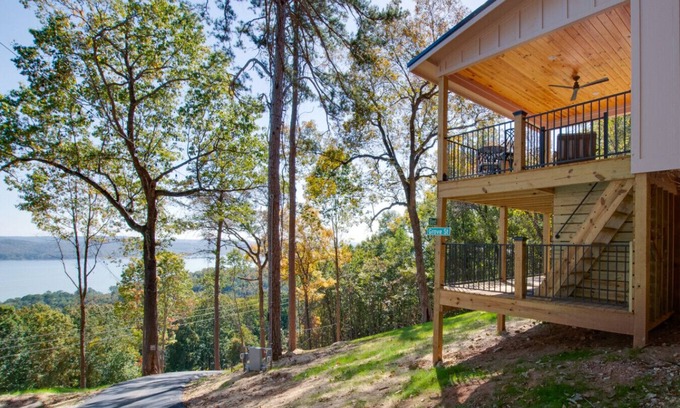 Groveoak Cabin | Friends-Themed Central Perk Cabin with Lake Views, Hot Tub, and Cozy Comfort
