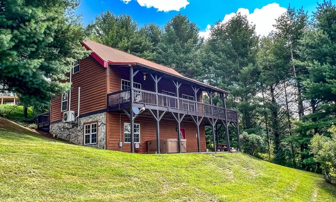 Piney Creek Cabin | From Fireplace Evenings to Deckside Sunsets- Breezy River Has It All