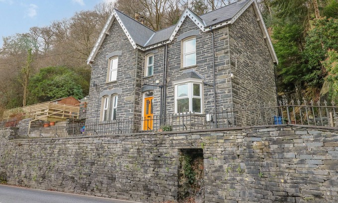Corris House | FRON GOCH, pet friendly, character holiday cottage in Corris