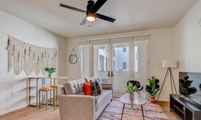 Menlo Park Apartment | Frontdesk | 1 BR Apt near Museums