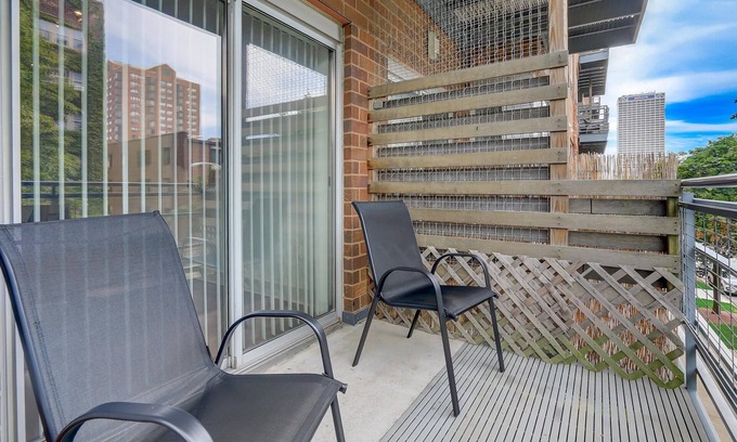 Yankee Hill Apartment | FRONTDESK 1040 Cass St Apts East Town Milwaukee