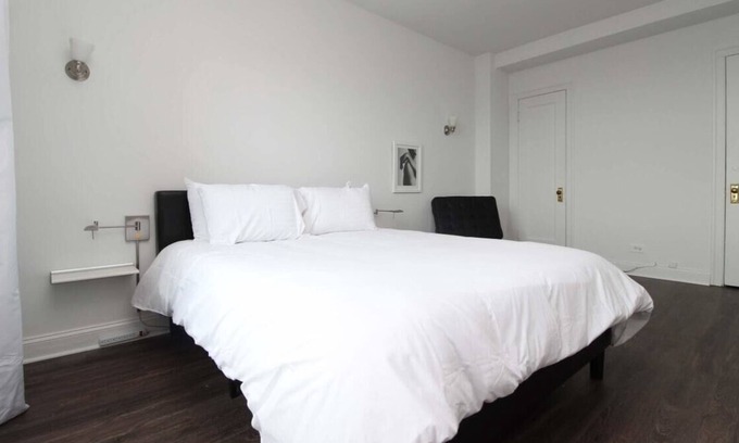 East Hyde Park Apartment | Frontdesk | 1BR Apt near Garden of the Phoenix