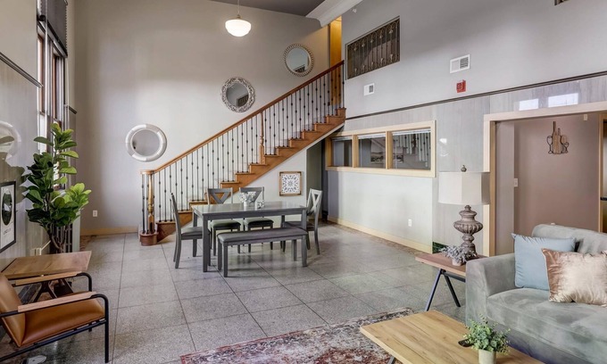 Downtown Lincoln Apartment | Frontdesk 3 BR Apt by Historic Haymarket