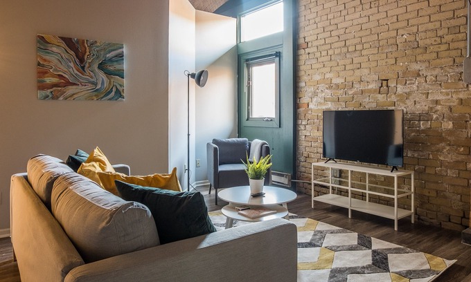 Warehouse District Apartment | FRONTDESK 50 4th Ave Apts North Loop Warehouse District