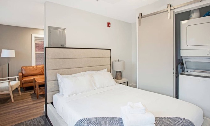 Hanover Place Apartment | Frontdesk | Bright Studio Apt near Union Station