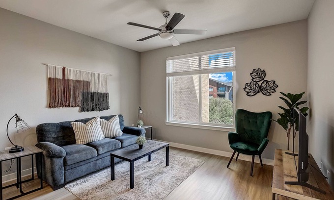 Highland Apartment | FRONTDESK Five Two At Highland Apts Downtown Austin