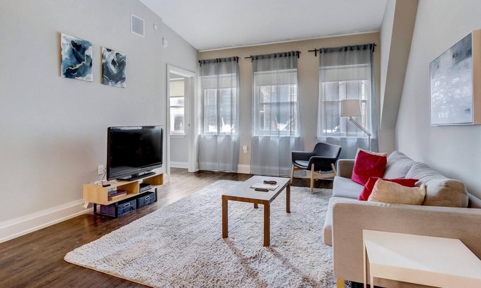 East Town Apartment | FRONTDESK Mackie Flats 3rd Ward Downtown Milwaukee