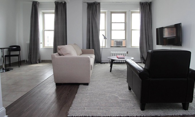 East Hyde Park Apartment | Frontdesk | Modern 1 BR Apt by Promontory Point