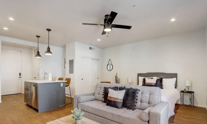 Menlo Park Apartment | Frontdesk | Modern Menlo Park Studio near Transit