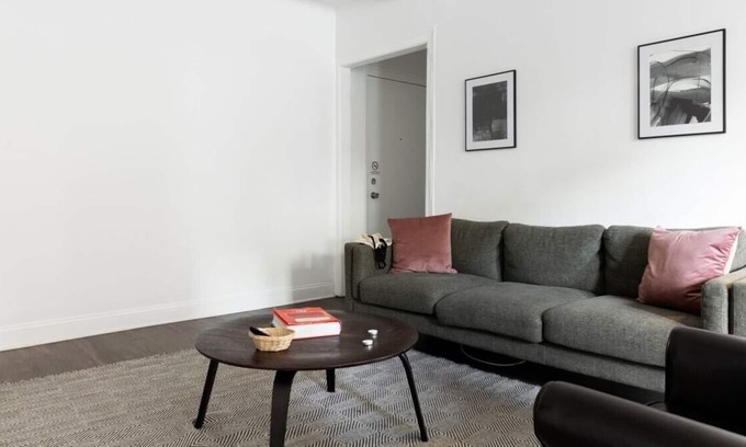 East Hyde Park Apartment | Frontdesk | Refreshed 1BR Apt in Hyde Park