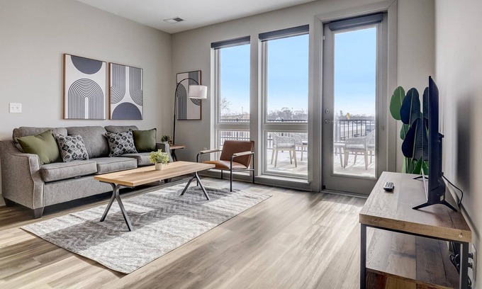 Broad Ripple Apartment | FRONTDESK River House Apts Broad Ripple Indianapolis