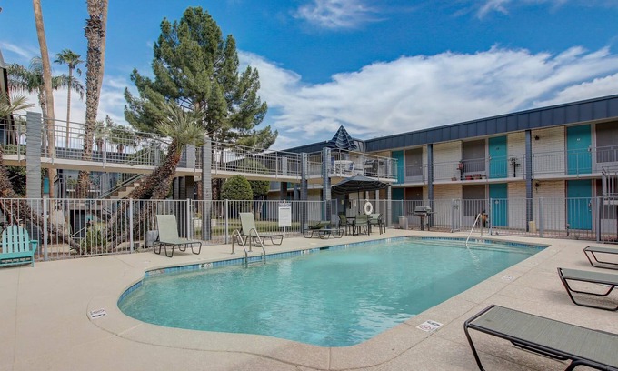 Indian Meadows Apartment | Frontdesk Scottsdale 5th Avenue Apartments