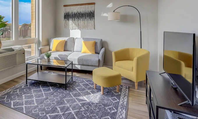 Powderhorn Apartment | Frontdesk | Studio Apt near Hiawatha Golf Course
