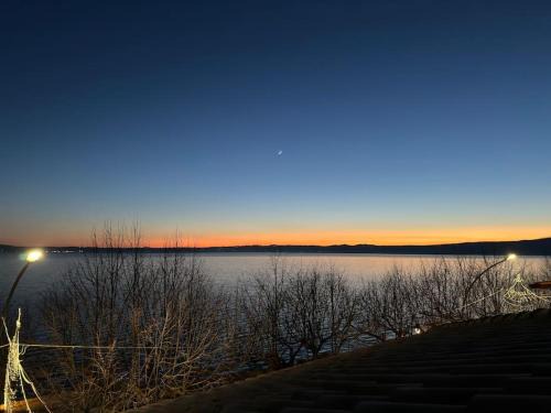 Lake Bracciano Apartment | Fronte lago , mansarda da favola