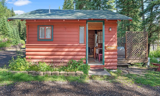 Cheyenne Crossing Cabin | Frontier Cabin With Hot Tub On Spearfish Creek