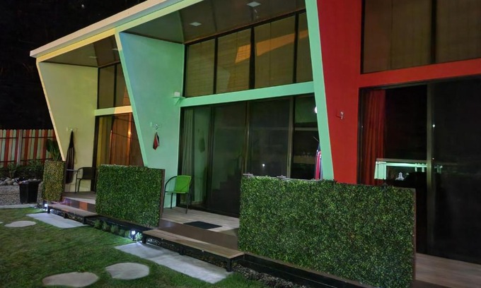 Cocles House | Fruit Houses: Pineapple House. Fast wifi