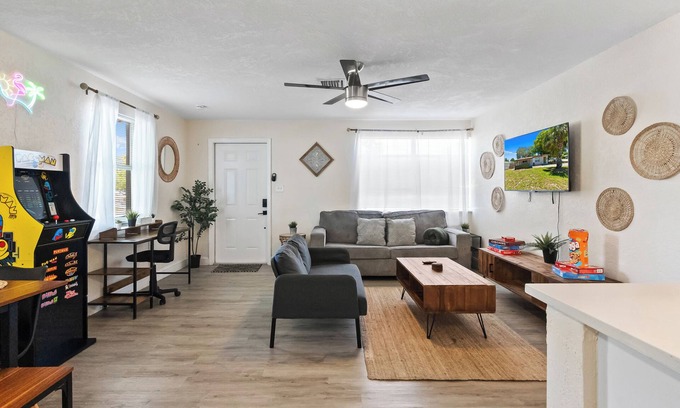 North Andrews Gardens House | FTL Group Oasis: 3-Home Family Compound: Retro Arcade, BBQ & Near Beach