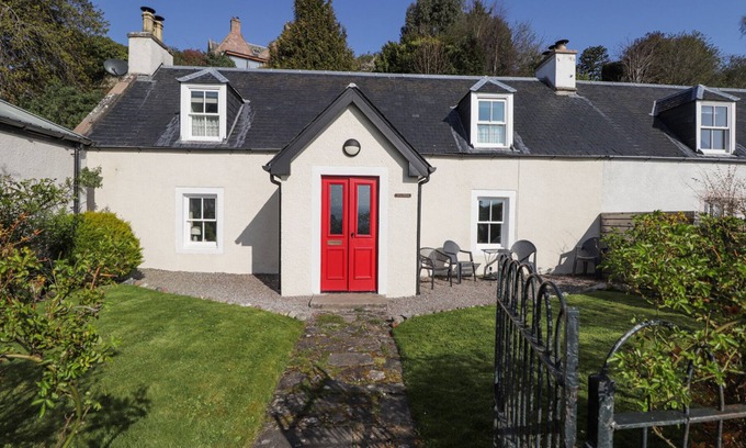 Fortrose Cottage | FUCHSIA COTTAGE, family friendly, with open fire in Fortrose