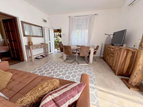Alsorakos House | Full 2BDR Garden House near to Downtown Metro Free Parking