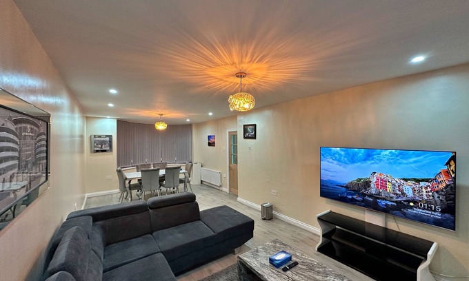 Cheetham Hill House | Full Home in Manchester near city center with free parking.