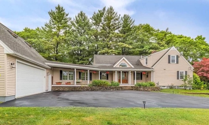 Danvers House | Full House for 12 with Pool Table; Near Boston and Beaches!