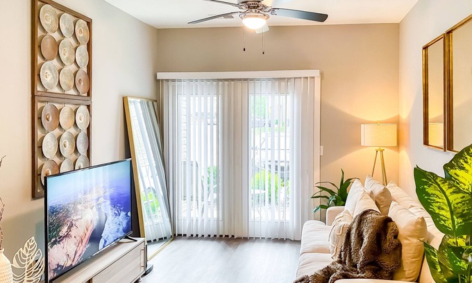 Highview Apartment | Full Kitchen|King & Queen bed|W/D|Netflix|2 Smart TVs| Free Parking