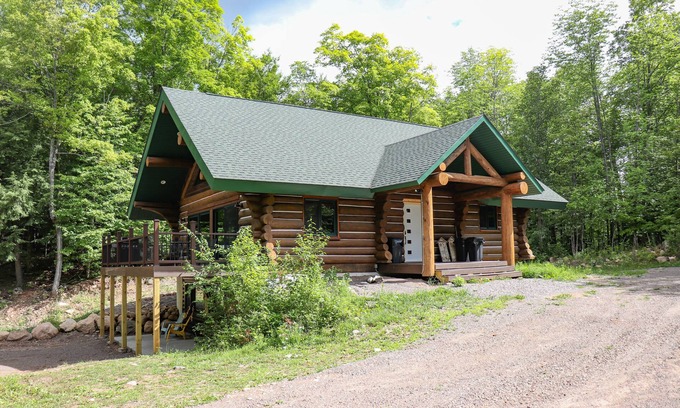 Mercer House | Full Log House Near Golf Course & UTV/Snowmobile Trails