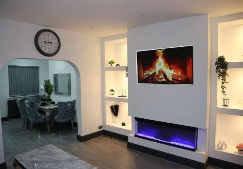 Salford House | Full, modern family house in Salford