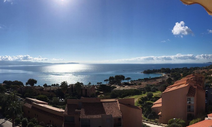 Corse-du-Sud Apartment | Fully-equipped 3-bedroom apartment with sea view and beach 200 m from restaurants and minimarket.