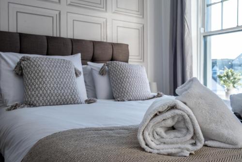 Neath Apartment | Fully Equipped Kitchen, Double room, Smart TV
