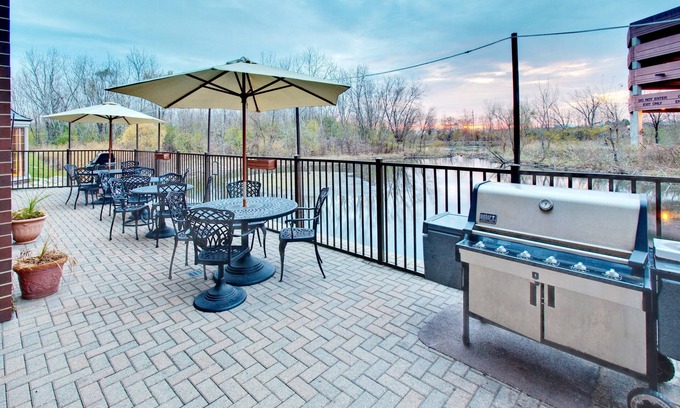 Oakbrook Terrace Condo | Fully-Equipped Suite | Gym Access