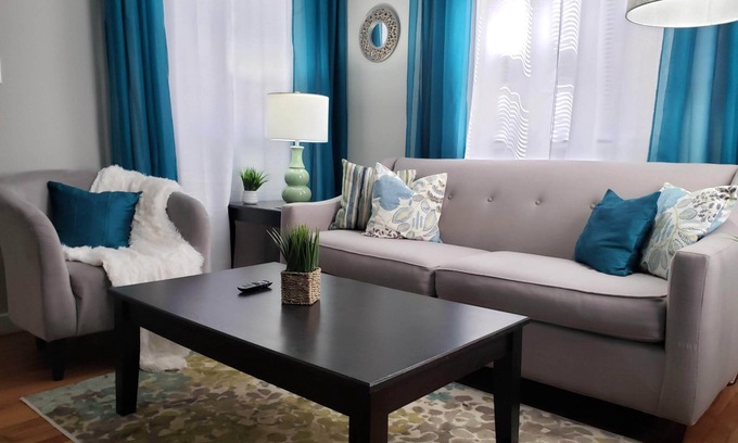 Charlotte House | Fully Fenced Backyard | 400 MBs Wifi | King Beds