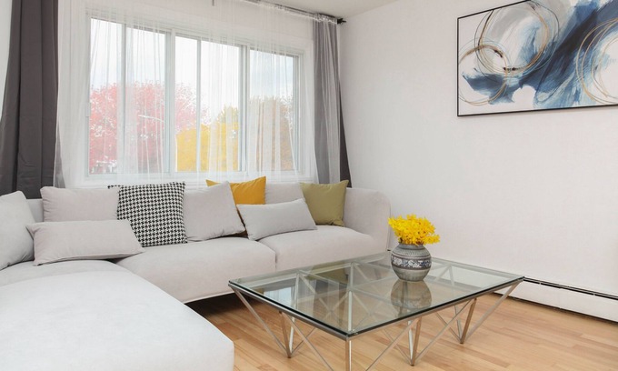 LaSalle Apartment | Fully furnished 3 bedrooms apartment, king size bed, free parking