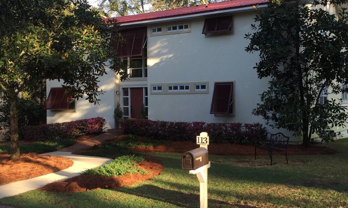 Fairhope House | Fully Furnished - Fairhope Bluff ~ Minimum 31 day stay {available May 1-Dec 31}