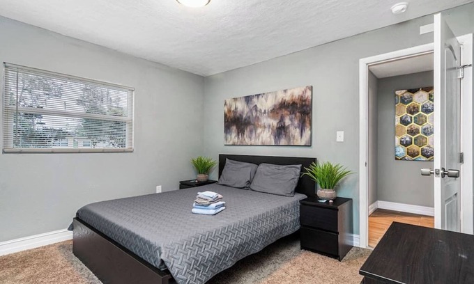 Old Harbor Place House | Fully furnished guest house in Clearwater (GH1)