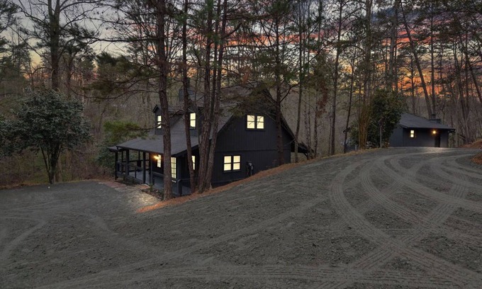Cleveland Cabin | Fully Furnished Mid Term Rental, 2 Homes| Creekside Fishing| 10 mins to DT Helen