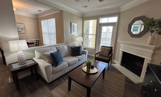 Alpharetta Apartment | Fully -Furnished Two Bedroom Apartment with Fireplace and Balcony in Alpharetta
