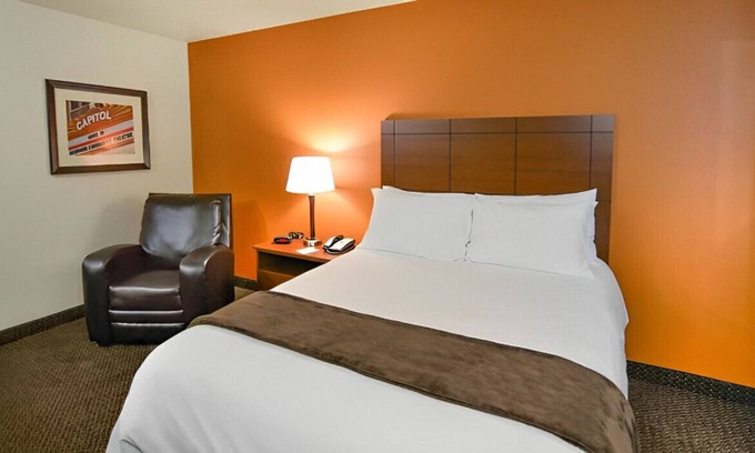 Council Bluffs House | Fully Furnished Room Close to the Omaha Zoo