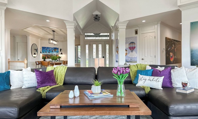 College Place House | FULLY LOADED - hot tub - pool table - arcade games - 10 min from Downtown WW
