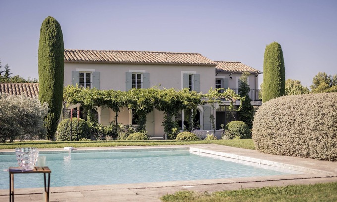 St.-Remy-de-Provence Villa | Fully renovated farmhouse with landscaped garden, pool & view 5mn walk from town