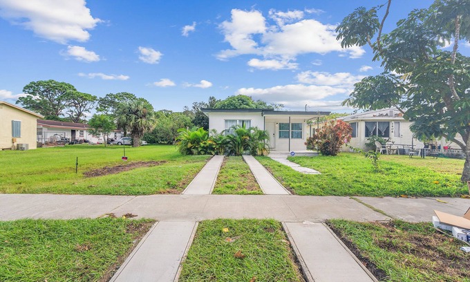 Fort Pierce House | Fully Remodeled 3 bed 1 bath Minutes From The Beach with Retro Arcade!