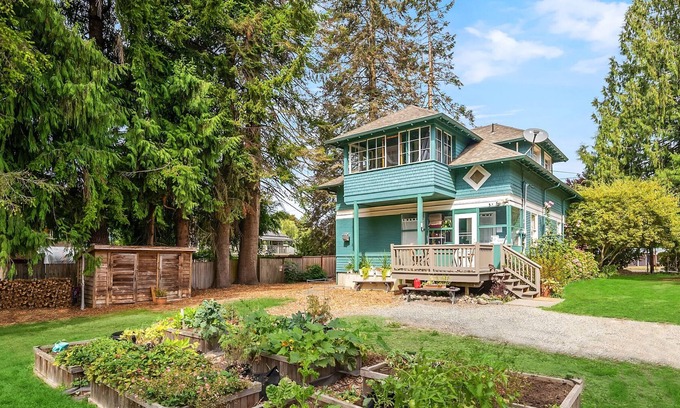 Carnation Apartment | Fully remodeled daylight basement apartment