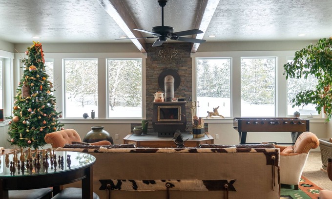 McCall Cabin | Fully remodeled historic Gem - Lodge sleeps 18 Oasis sleeps 22